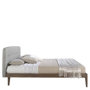 Kortárs stílusú, fenyőfából készült, diófa furnérral borított, dizájn franciaágy párnázott fejtámlával.