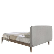 Kortárs stílusú, fenyőfából készült, diófa furnérral borított, dizájn franciaágy párnázott fejtámlával.