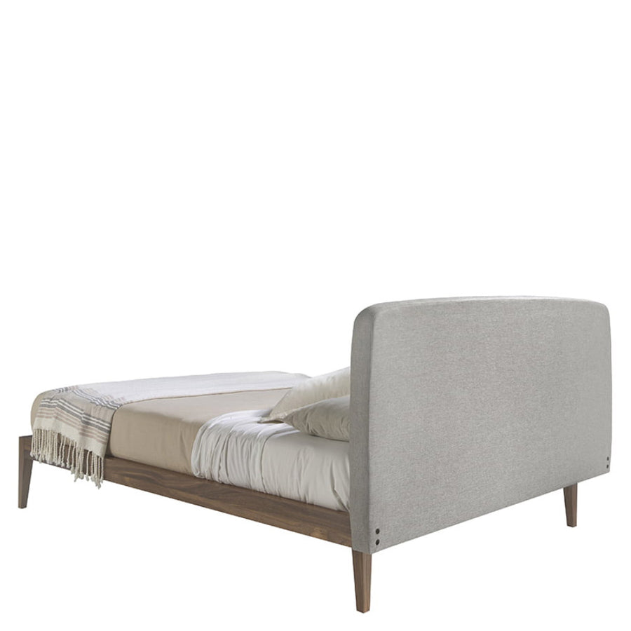 Kortárs stílusú, fenyőfából készült, diófa furnérral borított, dizájn franciaágy párnázott fejtámlával.