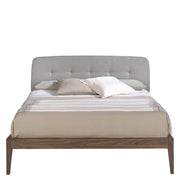 Kortárs stílusú, fenyőfából készült, diófa furnérral borított, dizájn franciaágy párnázott fejtámlával.