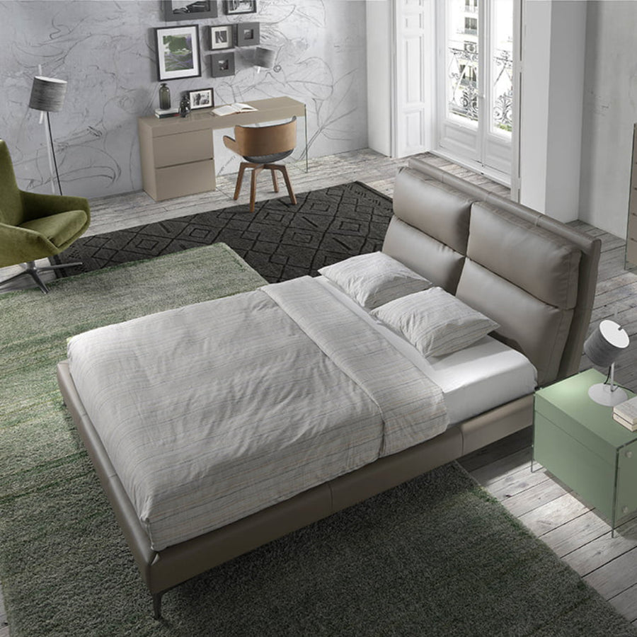 Kortárs stílusú, fenyőfavázas, taupe színű műbőrrel kárpitozott dizájn franciágy.