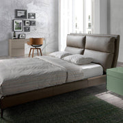 Kortárs stílusú, fenyőfavázas, taupe színű műbőrrel kárpitozott dizájn franciágy.