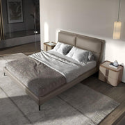 Taupe műbőr design franciaágy modern hálószobai enteriőrben
