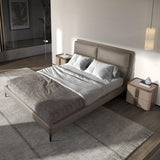 Taupe műbőr design franciaágy modern hálószobai enteriőrben