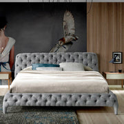 Kortárs stílusú, fenyőfavázas, szürke színű, szövettel kárpitozott dizájn franciágy