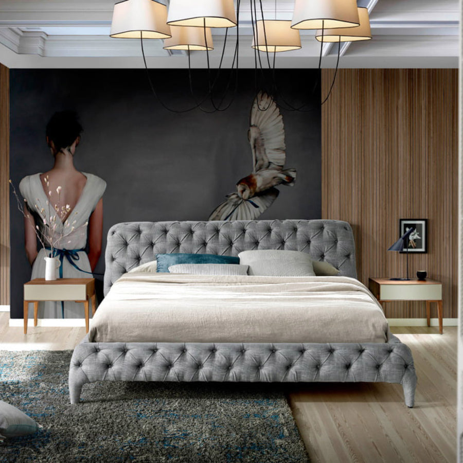 Kortárs stílusú, fenyőfavázas, szürke színű, szövettel kárpitozott dizájn franciágy