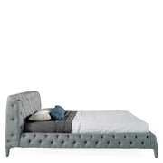 Kortárs stílusú, fenyőfavázas, szürke színű, szövettel kárpitozott dizájn franciágy