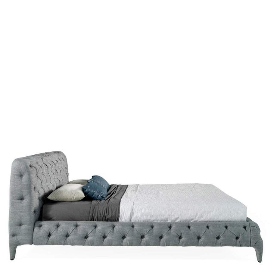 Kortárs stílusú, fenyőfavázas, szürke színű, szövettel kárpitozott dizájn franciágy