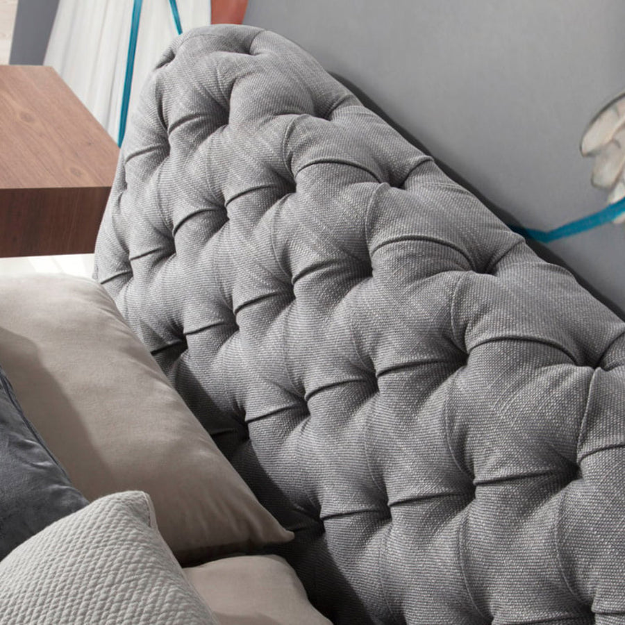 Kortárs stílusú, fenyőfavázas, szürke színű, szövettel kárpitozott dizájn franciágy