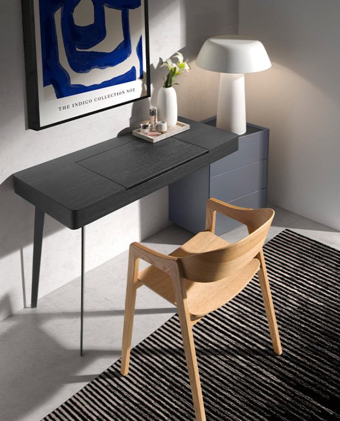 Kortárs stílusú, fekete színű fából és acélból készült fésülködőasztal, kék fiókos szekrénnyel.