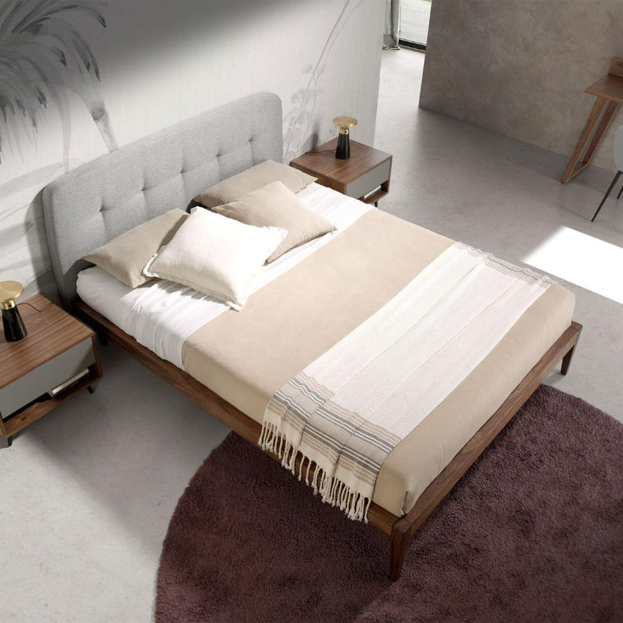 Angel Cerdá design franciaágy modern hálószobai enteriőrben