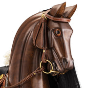 Mahagóni fából készült, lakkozott, kézműves, viktoriánius korabeli hintaló-replika, valódi bőr kantárral és nyereggel.