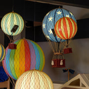 Vintage stílusú, piros-bézs színű, LED-es hőlégballon gyerekszobában.