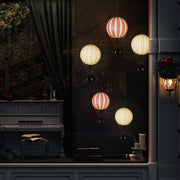 Vintage stílusú, piros-bézs színű, LED-es hőlégballon kirakat dekorációként.