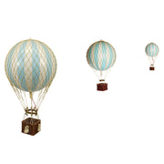 Vintage stílusú, függeszthető kialakítású, világoskék-fehér színű dekorációs hőlégballon