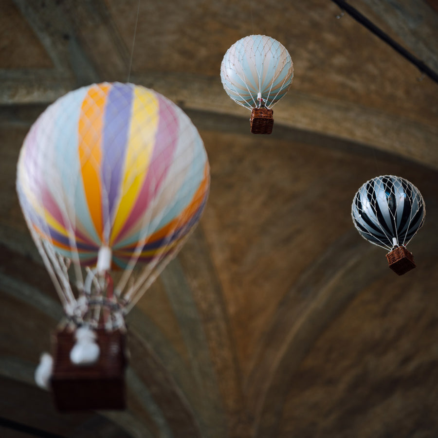 Vintage stílusú, függeszthető, pasztell szivárványszínű dekorációs hőlégballon