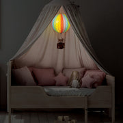 Baldachinos ágy gyermekszobában szivárványos LED-es hőlégballonnal