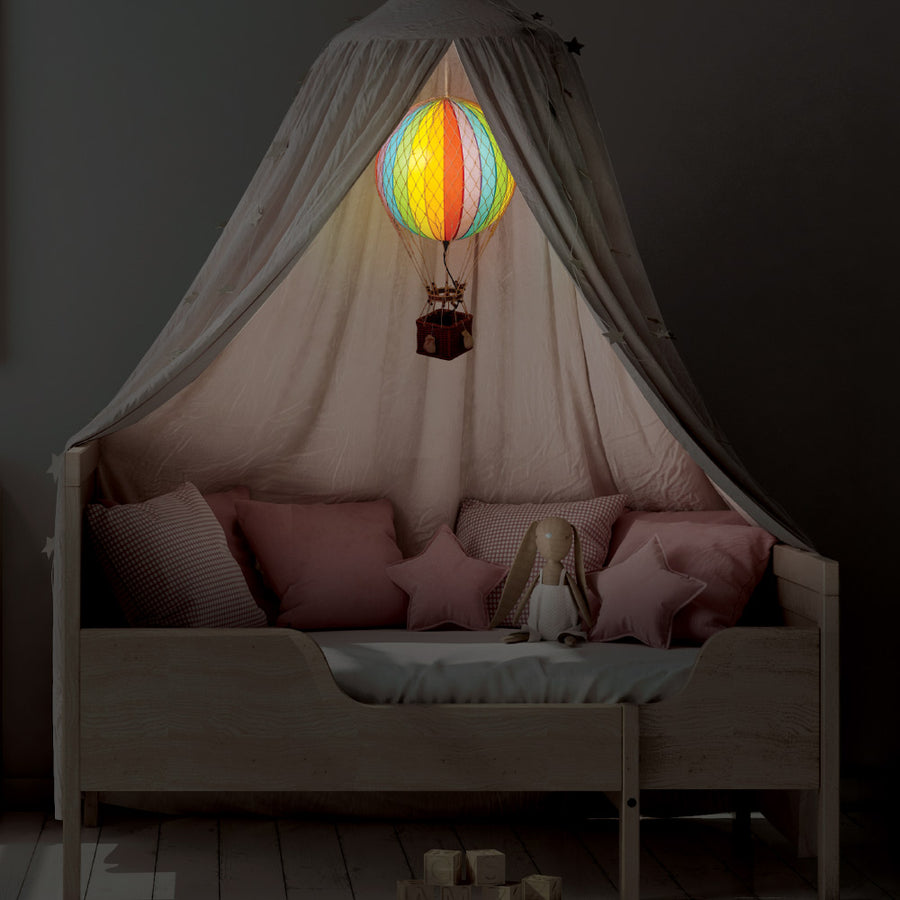 Baldachinos ágy gyermekszobában szivárványos LED-es hőlégballonnal