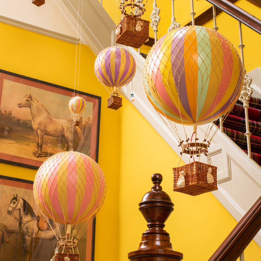 Vintage stílusú, függeszthető, pasztell szivárványszínű dekorációs hőlégballon