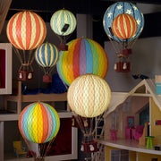 Gyerekszobába fellógatott LED-es hőlégballonok.