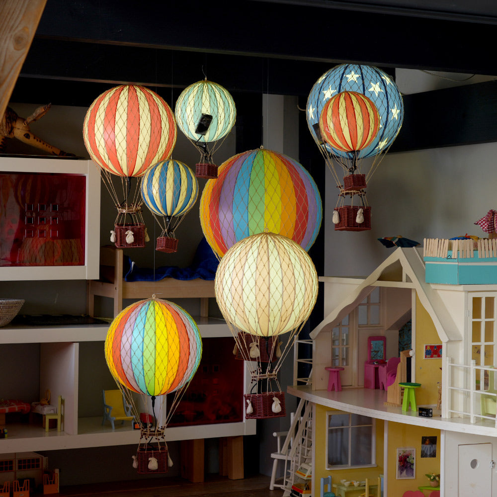 Vintage stílusú, piros-bézs színű, LED-es hőlégballon gyerekszobában.