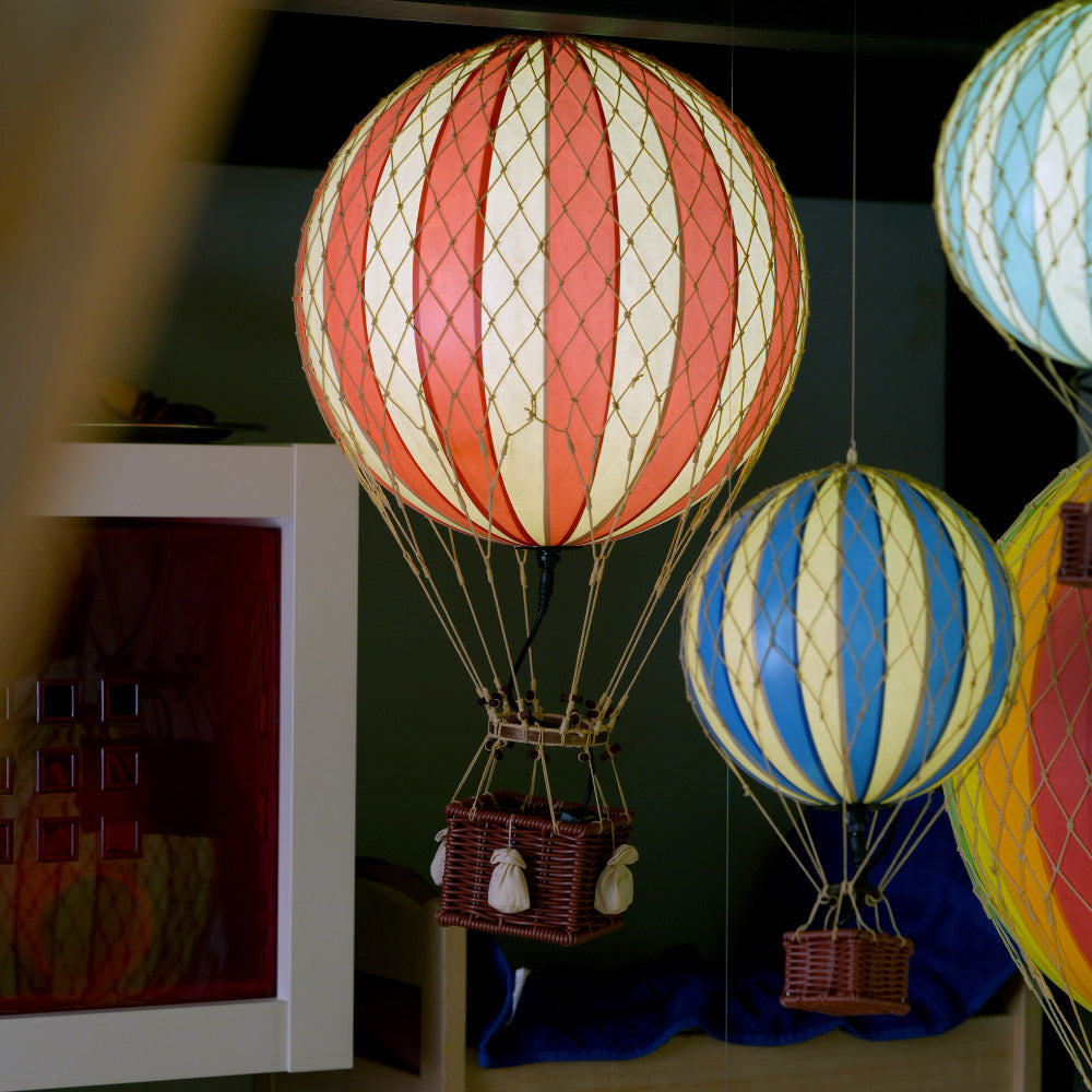 Vintage stílusú, piros-bézs színű, LED-es hőlégballon gyerekszobában.