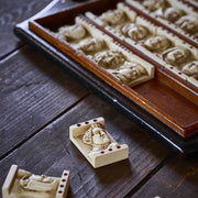 28 db-os, műgyantából készült, elefántcsontszínű, reneszánsz dominójáték replika fatálcán