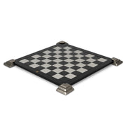 Kétoldalas, modern stílusú, fekete játéktábla,csúsztatható fém saroktalapzatokkal.