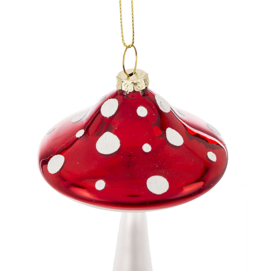 Piros kalapos, üvegből készült gomba formájú karácsonyfadísz gombafej részlete