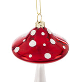 Piros kalapos, üvegből készült gomba formájú karácsonyfadísz gombafej részlete