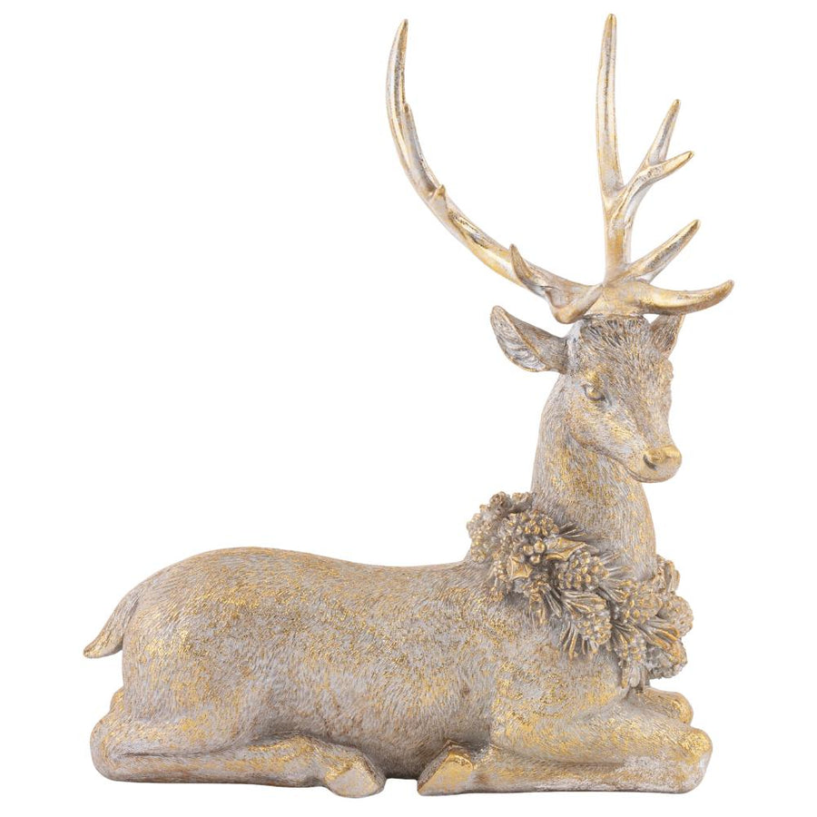 Közeli részletfotó antikolt arany szarvas figuráról, finoman kidolgozott szarvakkal és tobozkoszorúval