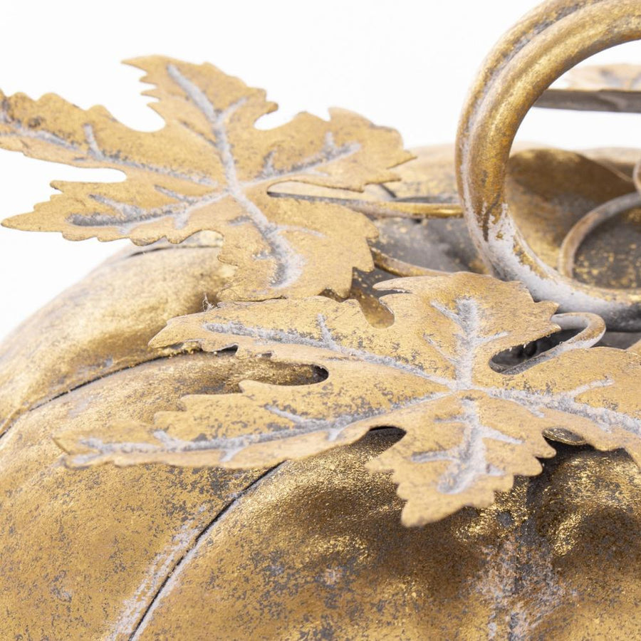 Dekoratív aranyszínű fém levelek részletfotója a Pumpkin kollekció dísztökén