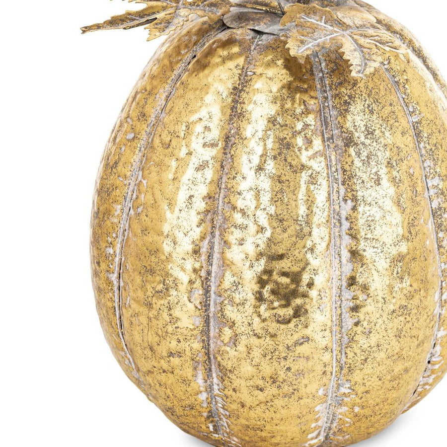 Antik aranyszínű, kalapált felületű fém dísztök oldalsó részlete – textúrált felület közelről