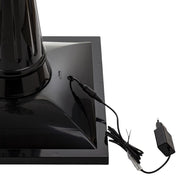 Az állólámpa fekete talapzata – stabil négyzetes alap, hálózati adapterrel.