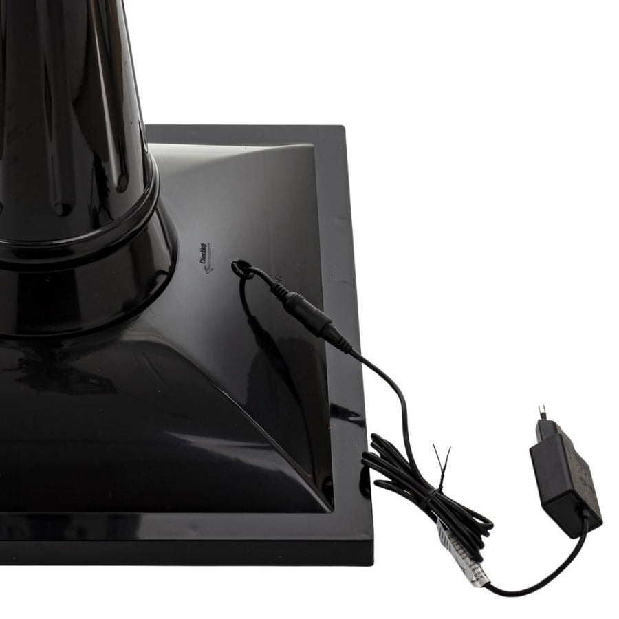 Az állólámpa fekete talapzata – stabil négyzetes alap, hálózati adapterrel.