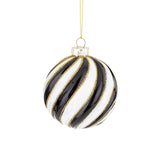 Spirálmintás fekete-fehér üveg karácsonyfadísz arany csillámos kontúrral – részletfotó.