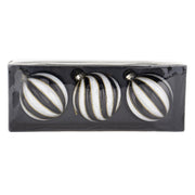 Háromdarabos fekete-fehér, arany csillámos üveg karácsonyfadísz szett fekete díszdobozban.