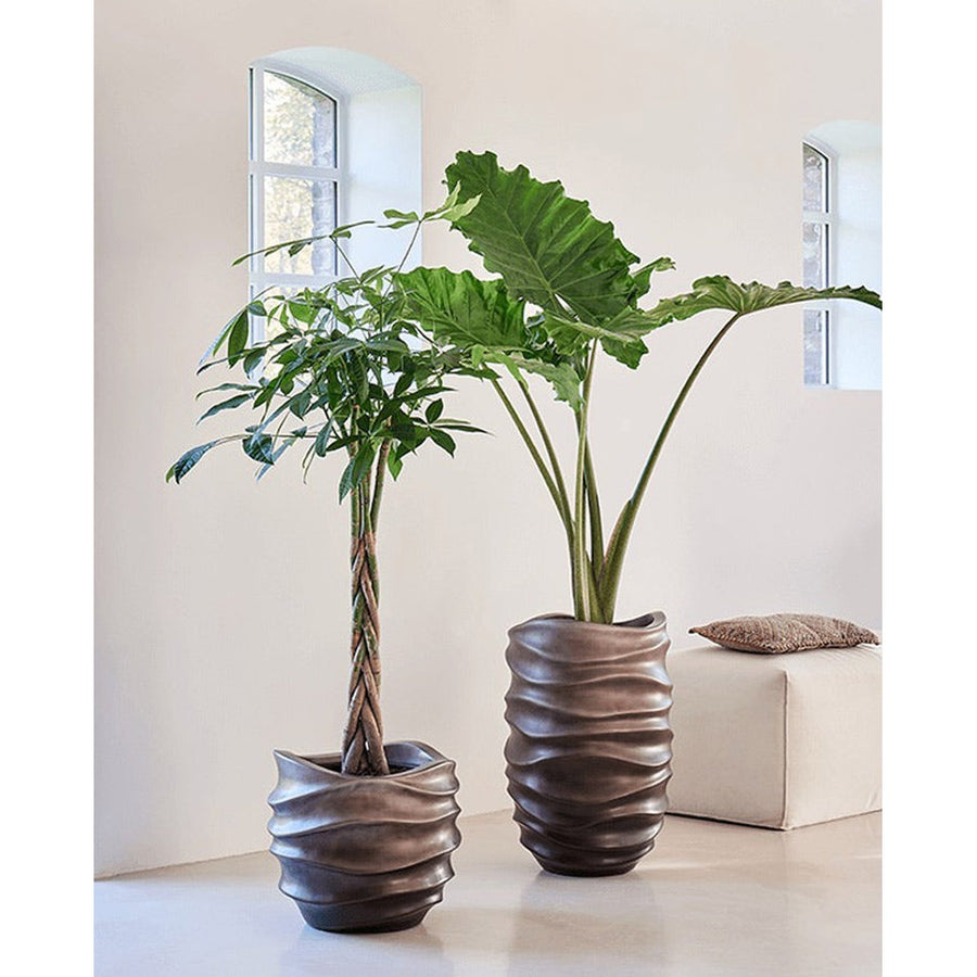 Modern belső tér BAQ Gradient Matt Coffee kaspókkal és növényekkel