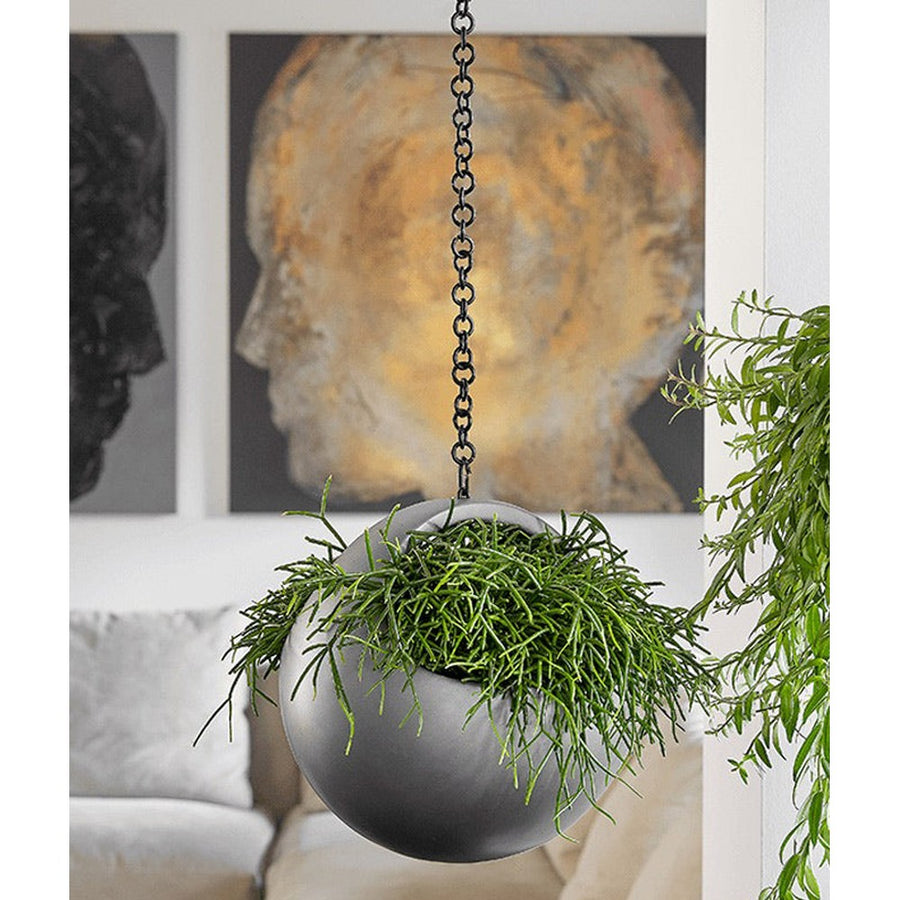 Modern enteriőrben elhelyezett BAQ Gradient függesztett kaspó Matt Grey színben, zöld futónövénnyel.