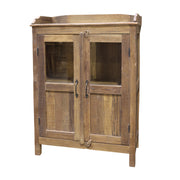Újrahasznosított fából készült, natúr színű, üvegezett kisszekrény.