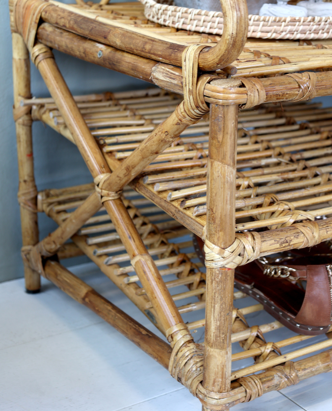 Mediterrán stílusú, natúr színű rattanból valamint bambuszból készült kanapé.