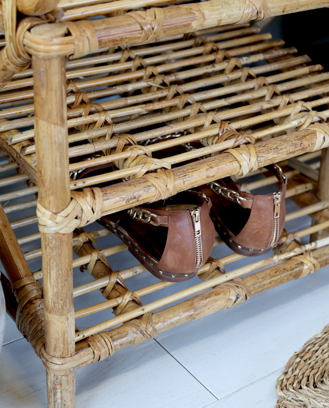 Mediterrán stílusú, natúr színű rattanból valamint bambuszból készült kanapé.