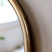 Vidéki stílusú, antikolt rézszínű, boltíves, dekorációs falitükör jegenyefenyő polccal.