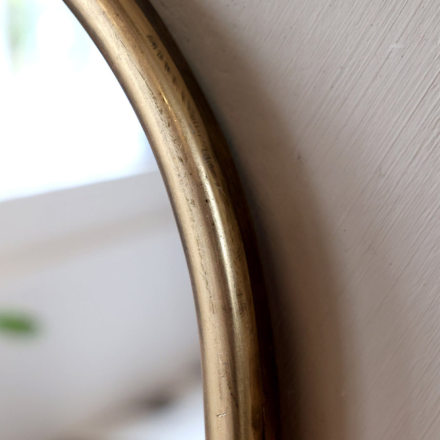 Vidéki stílusú, antikolt rézszínű, boltíves, dekorációs falitükör jegenyefenyő polccal.