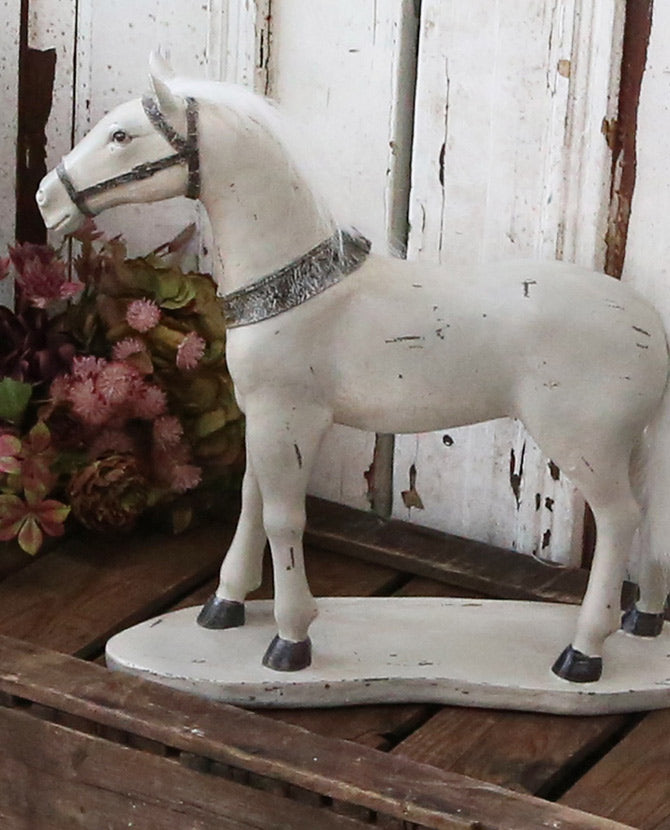 Vintage stílusú, műgyantából készült, antikolt krémszínű lófigura.