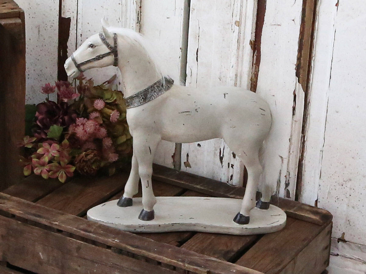 Vintage stílusú, műgyantából készült, antikolt krémszínű lófigura.