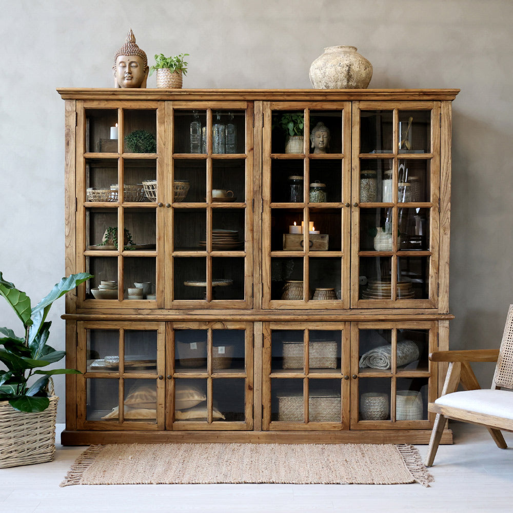 nagyméretű üveges szekrény nappali enteriőrben