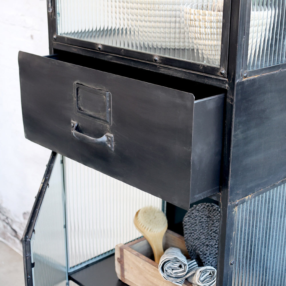 Ipari stílusú, 2 ajtós, antikolt fekete színű vitrines tároló szekrény fiókkal.