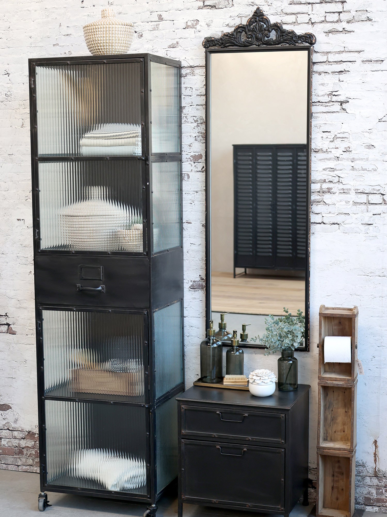 Ipari stílusú, 2 ajtós, antikolt fekete színű vitrines tároló szekrény fiókkal.