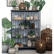 Modern ipair stílusú, 4 darab polccal felszerelt, fekete színű fém állvány.